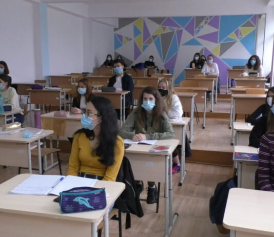 VOLUNTARI PENTRU SALVAREA ULTIMULUI AN DE LICEU