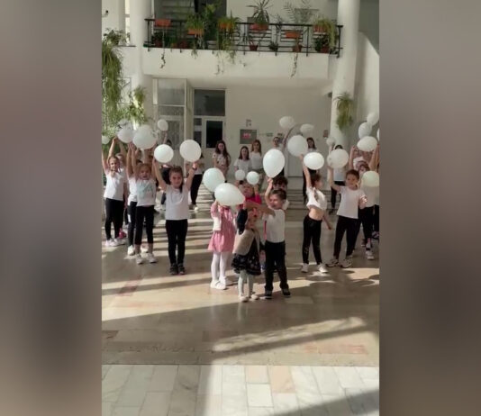 TINERII, CU GÂNDUL LA PACE DE ZIUA LOR