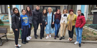 De 8 martie au purtat pantofi diferiți pentru egalitatea de șanse între bărbați și femei