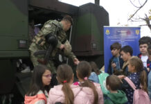 COPIII IMPRESIONAŢI DE PARADA MILITARĂ LA ZIUA ARMATEI