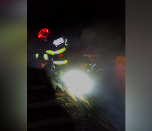 INCENDIU DE PROPORŢII LA O HALĂ DIN CRAIOVA