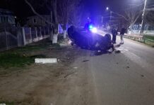 A FUGIT DE POLIŢIŞTI, DAR A INTRAT ÎNTR-UN POM ŞI S-A RĂSTURNAT