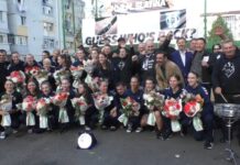 HANDBALISTELE, AŞTEPTATE CU FLORI DE OFICIALITĂŢI ŞI GALERIE