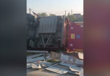 UN TIR S-A RĂSTURNAT LA BREBENI