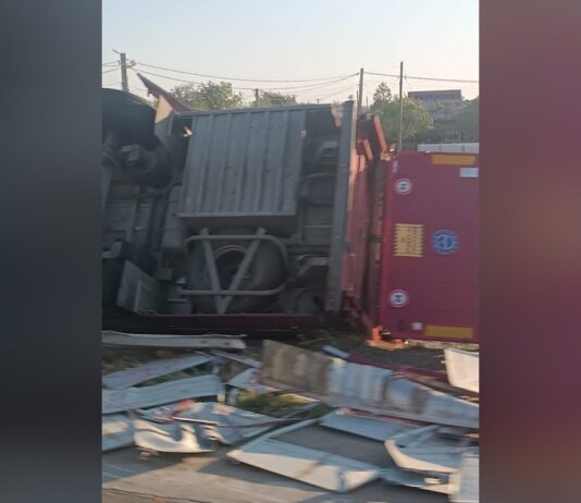UN TIR S-A RĂSTURNAT LA BREBENI