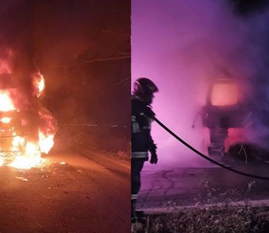 Incendiu la un autocamion, propagat la mai multe vehicule parcate