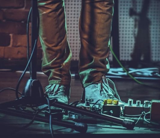 Obligații fiscale nedeclarate de peste 1,6 milioane lei la un solist de muzică de petrecere