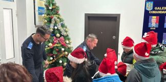 Copiii de la „Amicii” au adus Crăciunul în sufletele jandarmilor olteni