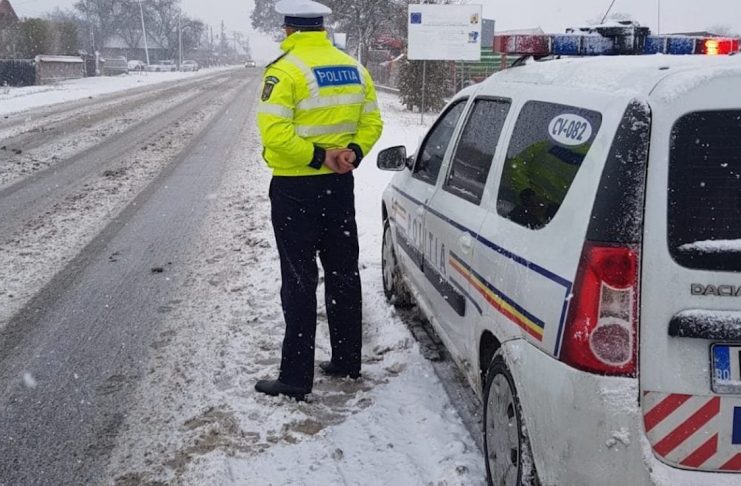 CIRCULAȚI CU GRIJĂ! DRUMURILE DE IARNĂ CER ATENȚIE SPORITĂ