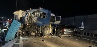 TIR RĂSTURNAT PE DRUMUL EXPRES