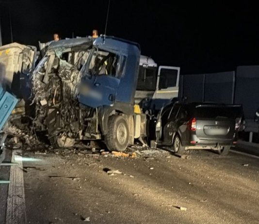 TIR RĂSTURNAT PE DRUMUL EXPRES