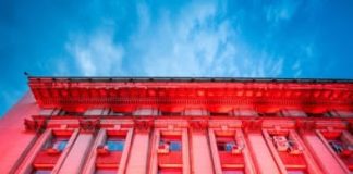 Clădirea Ministerului Sănătății, luminata in rosu, de Ziua Mondiala a Donatorului de Sange