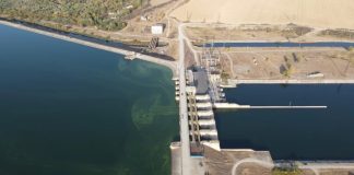 Avansează construcția celui mai complex proiect cu panouri fotovoltaice puse pe apă din Europa, la Ipotești – Olt.