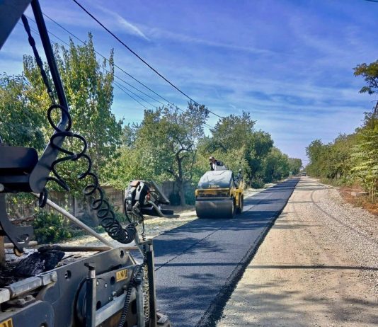 Au început lucrările de asfaltare în comuna Obârșia. Drumurile din localitate intră într-un amplu proces de modernizare.
