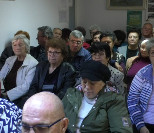 BUNICII S-AU ÎNTORS ÎN BĂNCI