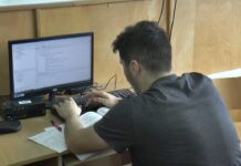 Elevii sunt alături de colegii lor care sunt offline