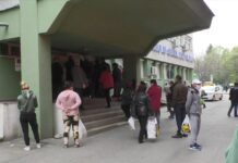 In plina pandemie, bolnavii cronici stau la cozi interminabile, pentru retete, controale sau concedii medicale