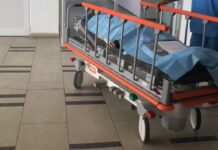 Barbatul gasit inconstient in scara unui bloc din Slatina, transferat de urgenta la Obregia