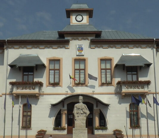 PRIMĂRIA PREMIAZĂ CEI 25 DE ELEVI DE 10