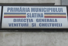 ELEVII DE 10 SUNT AȘTEPTAȚI LA GHIȘEELE DIRECȚIEI ECONOMICE