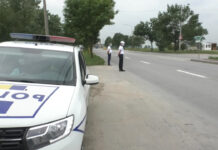 ŞOFER BEAT ŞI FĂRĂ PERMIS, A LOVIT MAŞINA POLIŢIEI ŞI A FUGIT