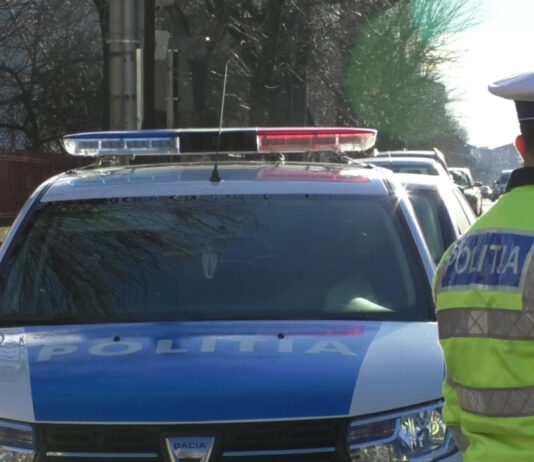 URMĂRIT DE POLIŢIŞTI CU SEMNALELE ACUSTICE ŞI LUMINOASE ÎN FUNCŢIUNE