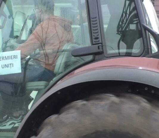 SUTE DE TRACTOARE ÎN PROTESTUL DIN SLATINA