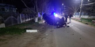 A FUGIT DE POLIŢIŞTI, DAR A INTRAT ÎNTR-UN POM ŞI S-A RĂSTURNAT