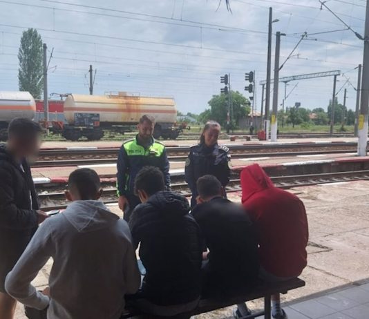 ZECI DE ELEVI LEGITIMAȚI DE POLIȚIȘTI, ABSENTAU NEJUSTIFICAT DE LA ORE