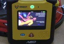 UN DEFIBRILATOR SEMIAUTOMAT MONTAT LA LICEUL ECONOMIC