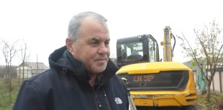 PRIMARUL DIN OLT CARE LUCREAZĂ COT LA COT CU MUNCITORII