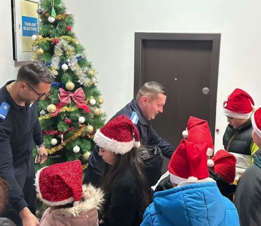 Copiii de la „Amicii” au adus Crăciunul în sufletele jandarmilor olteni
