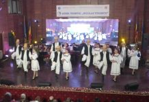 „DRAGOBETELE SĂRUTĂ FETELE”