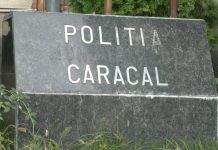 3 BĂRBAȚI ARESTAȚI, DUPĂ CE AU LOVIT ȘI AMENINȚAT O FAMILIE DIN CARACAL