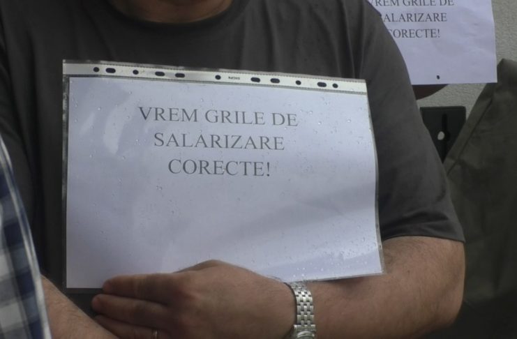 PROTEST PENTRU SALARII ECHITABILE LA CASA DE PENSII OLT
