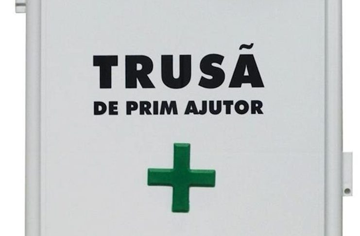 PLECAȚI ÎN CONCEDIU CU CEI MICI? NU UITAȚI TRUSA DE PRIM AJUTOR!