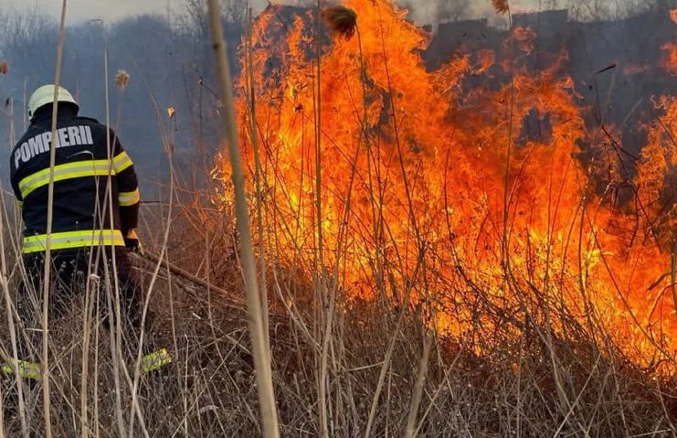 Cod portocaliu de caniculă în Olt. ISU avertizează asupra riscului de incendii de vegetație