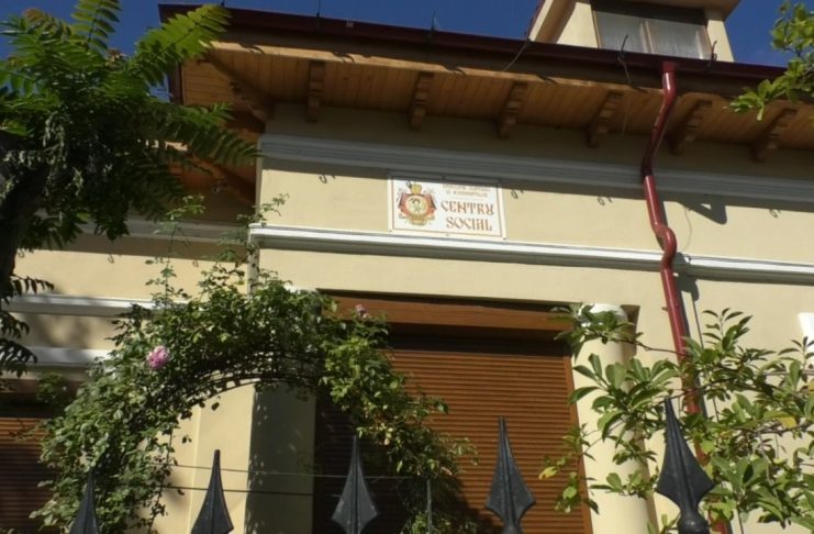 PESTE 1 700 DE COPII SPRIJINIȚI SĂ RĂMÂNĂ LA ȘCOALĂ