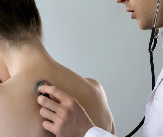 Sute de infecții respiratorii și pneumonii, raportate în Olt. DSP recomandă vaccinarea antigripală.