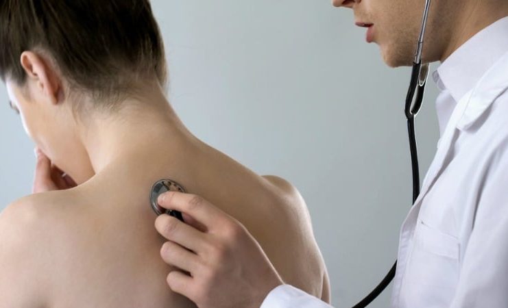 Sute de infecții respiratorii și pneumonii, raportate în Olt. DSP recomandă vaccinarea antigripală.