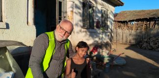 Preotul Ion Iagăru, în vizită la Ostroveni. Ancuța și frățiorul ei, sprijiniți de Asociația „Fiți Buni”.
