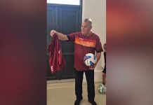 Primarul din Brebeni susține sportul local. 21 de tricouri și două mingi, oferite echipei Internațional Brebeni.