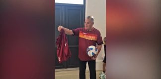 Primarul din Brebeni susține sportul local. 21 de tricouri și două mingi, oferite echipei Internațional Brebeni.