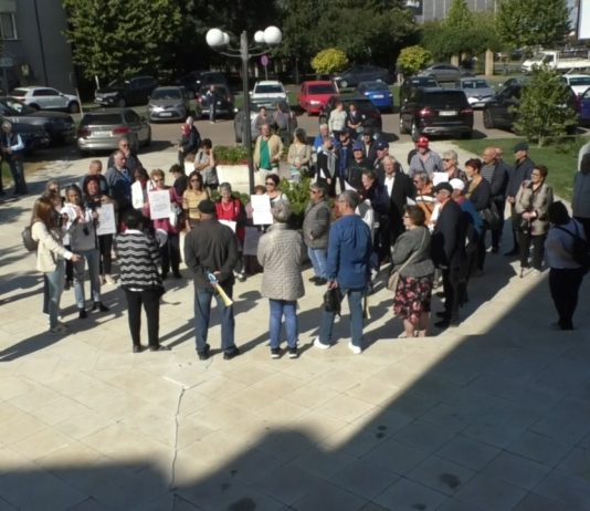 PROTESTUL PENSIONARILOR LA PREFECTURA OLT